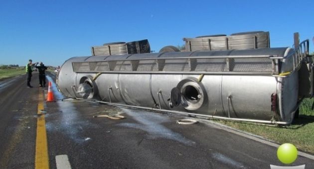 0_camion-derram-toxico-en-la-ruta.jpg