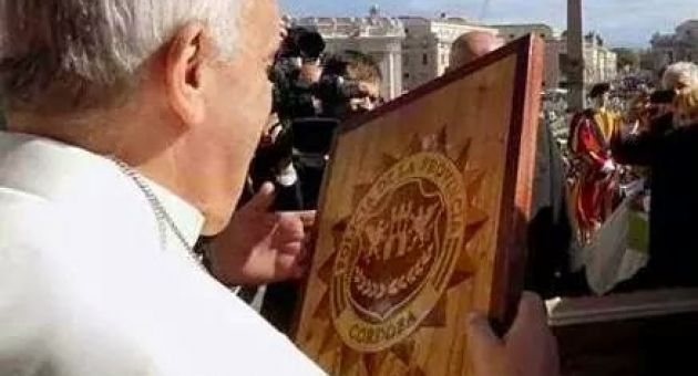 0_el-papa-recibe-cuadro.jpg