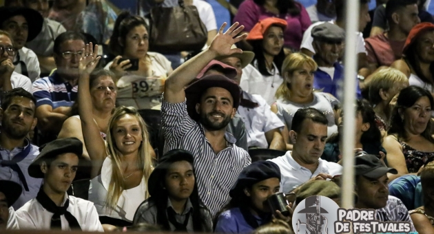 0_festival-de-dean-funes-gente-a.jpg