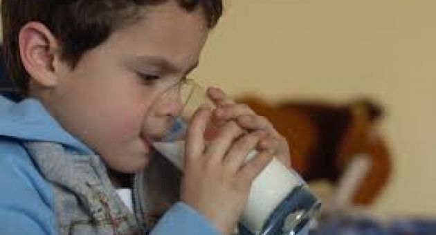 0_guarder-a-municipal-ni-o-tamando-leche.jpg