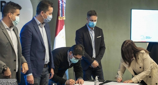 0_mabel-godoy-firma-de-convenio-oxigeno-hospital-quilino.jpg