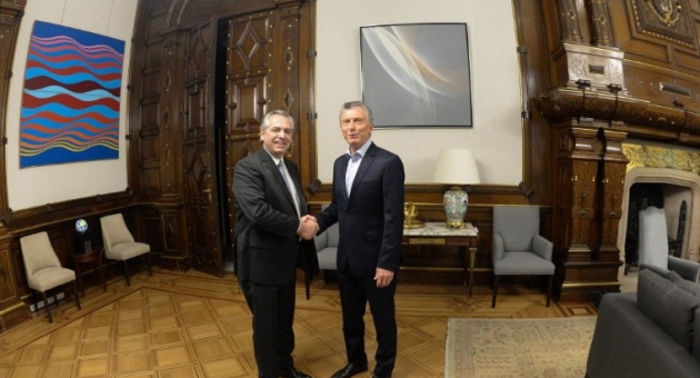 0_macri-fernandez-mano.jpg