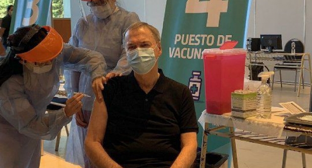 0_scharetti-se-vacuna-contra-el-covid-ch.jpg