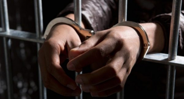 16_detenido-manos-s.jpg