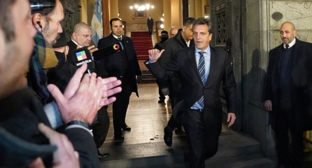 189_detener-la-ca-da-el-dif-cil-desaf-o-de-massa-ch.jpg