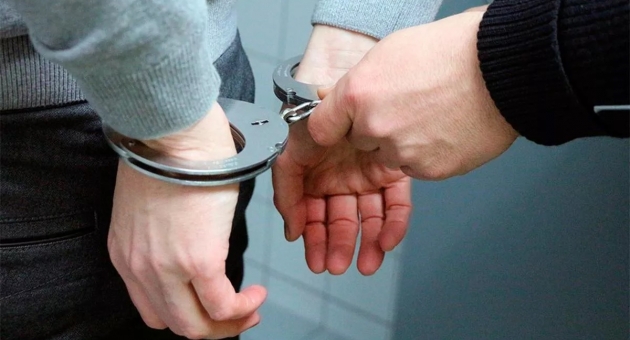 390_detenido-esposas.jpg
