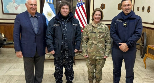 447_el-presidente-javier-milei-en-2024-con-la-entonces-jefa-militar-norteamericana-laura-richardson-en-ushuaia-acompanados-por-el-embajador-de-eeuu-marc-stanley-y-por-el-ministro-de-defensa-luis-petri-foto-pres.jpg