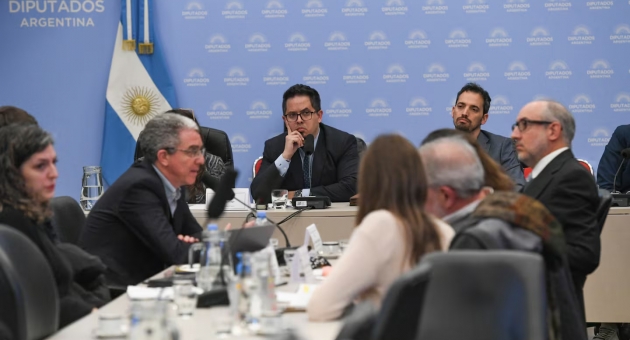 447_la-comision-de-finanzas-de-la-camara-de-diputados-encabezada-por-el-diputado-santiago-pauli-analizo-en-reunion-informativa-los-proyectos-sobre-endeudamiento-familiar-foto-camara-de-diputados-a6pjq5w2lzeltds.jpg
